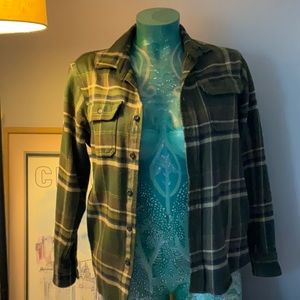 Orvis button up olive green with brown cream plaid shaket with pockets (men’s M)